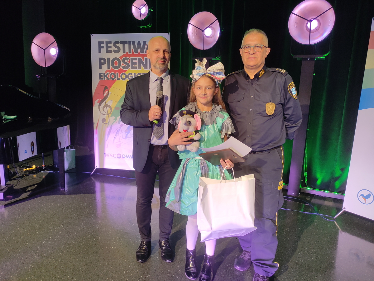 na zdjęciu solistka a główna nagrodą . prezes spółki i komendant strazy miejskiej